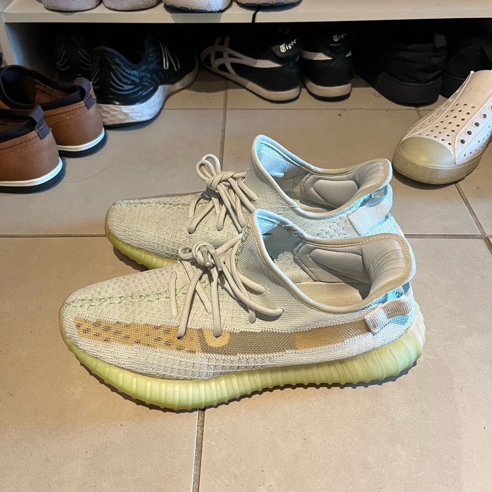 Yeezy 350 v2 hyperspace